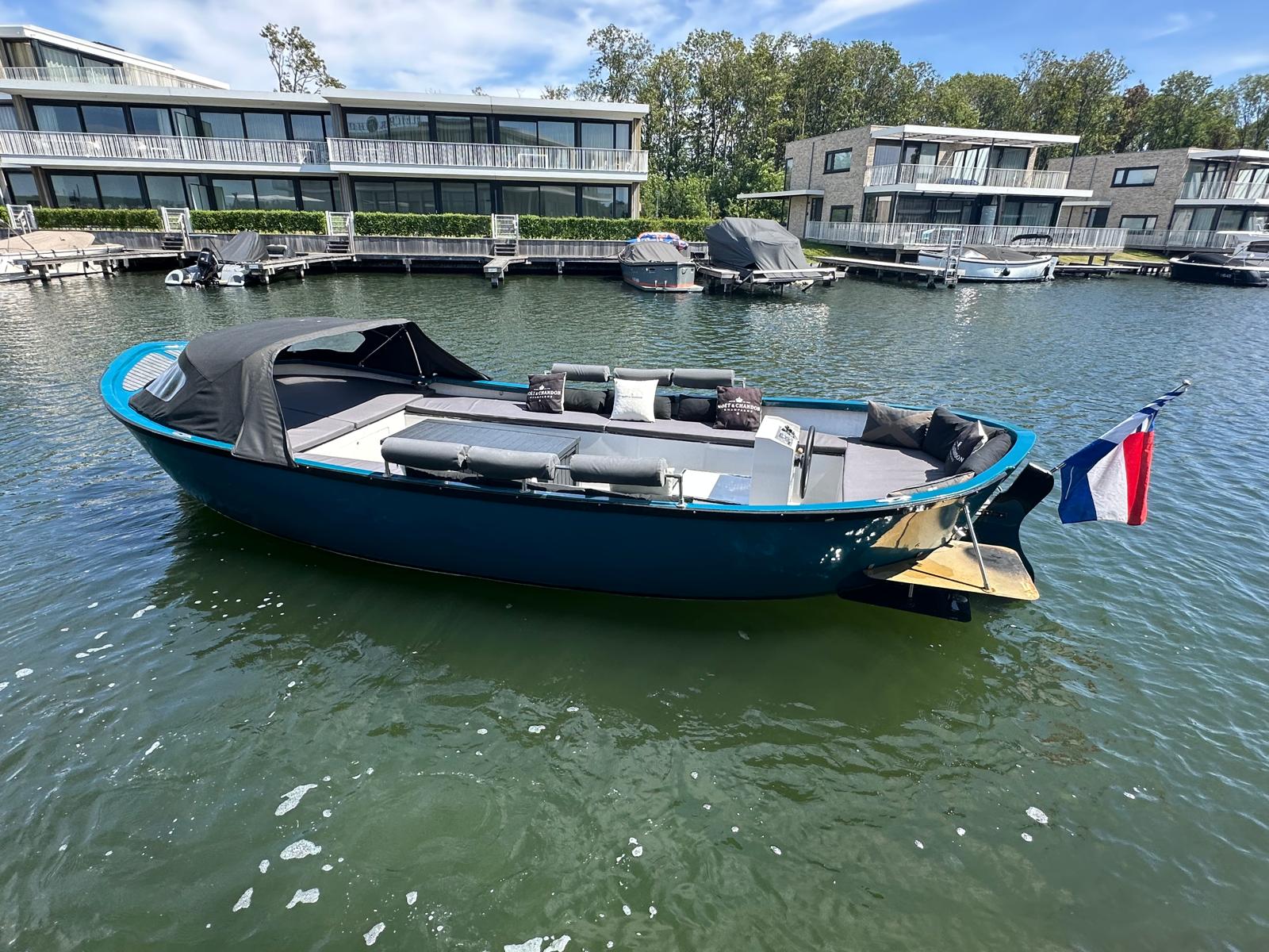 Petrolblaue Sloep auf dem Veerse Meer