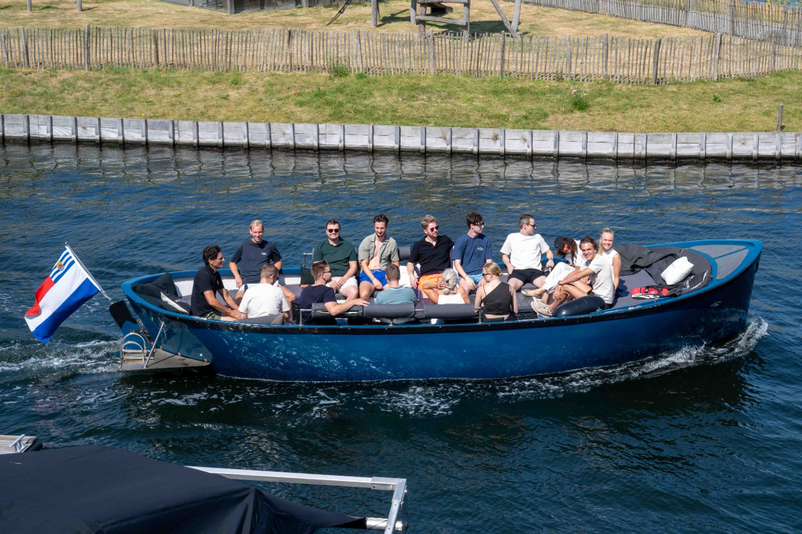 Volle Sloep mit fröhlicher Gruppe auf dem Veerse Meer